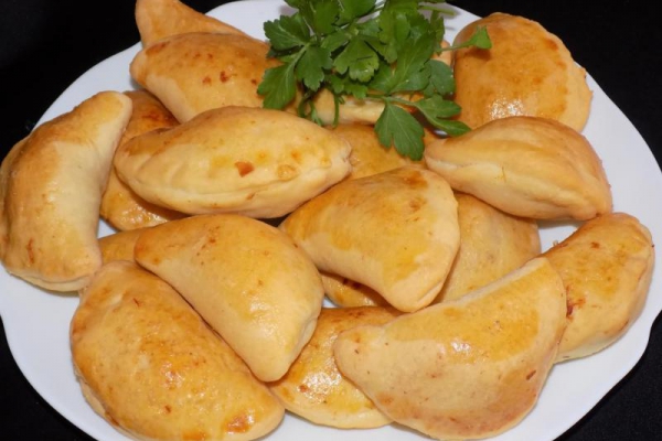 Drożdżowe pierożki z mięsem