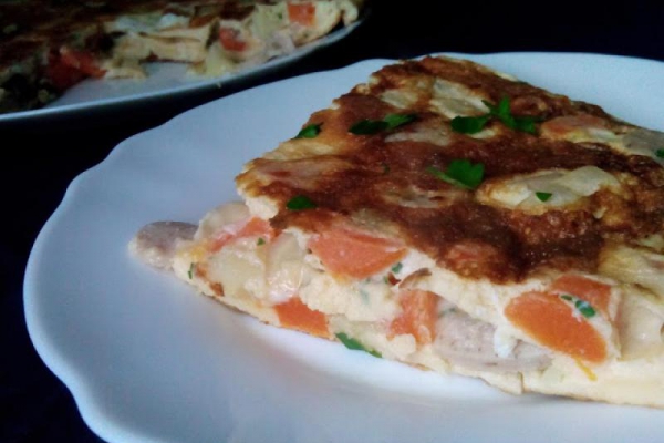 Omlet z białą kiełbaską, marchewką i serem