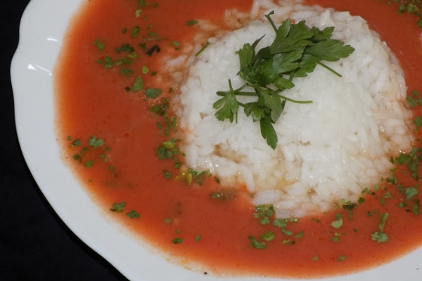 Zupa pomidorowa z świeżych pomidorów z ryżem