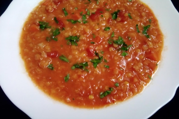 Zupa z czerwonej soczewicy z pomidorami