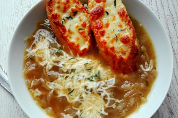 Zupa cebulowa z grzankami  z serem