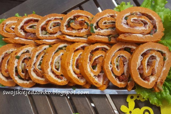 Rolada pomidorowa z szynką i oliwkami