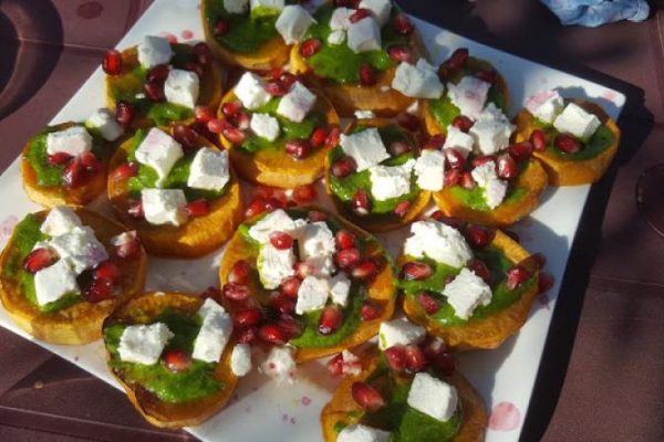 Pieczone bataty z pesto i serem feta
