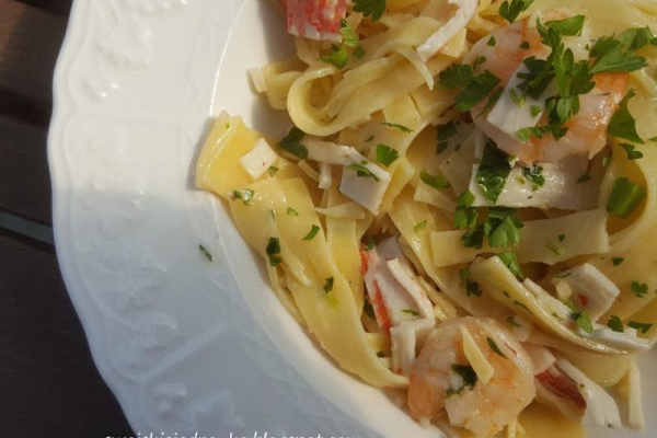 Makaron z krewetkami i paluszkami surimi