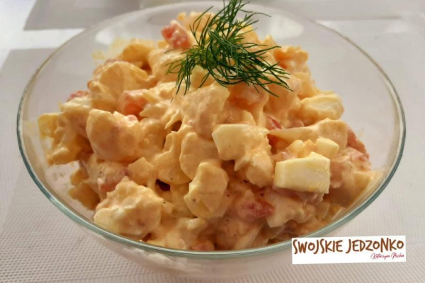 Salatka z kalafiorem - tylko 3 składniki i sos