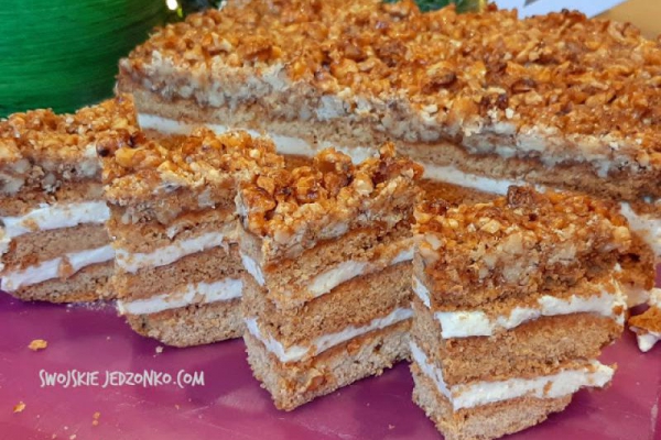 Miodownik z orzechami w karmelu