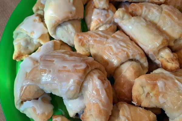 Rogaliki drożdżowe z nutellą i bananem