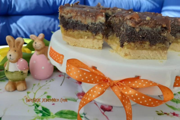 Mazurek królewski z makiem i jabłkami