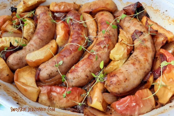 Kiełbasa biała pieczona z jabłkami i czerwonym winem