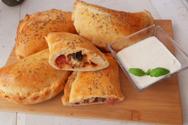 Calzone -pizzowe pierogi.pizza inaczej