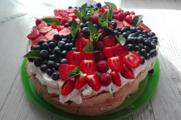 Bezowy tort z bitą śmietaną ,mascarpone i owocami
