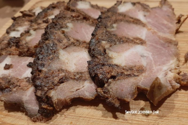 Pieczona karkówka faszerowana boczkiem i suszonymi śliwkami