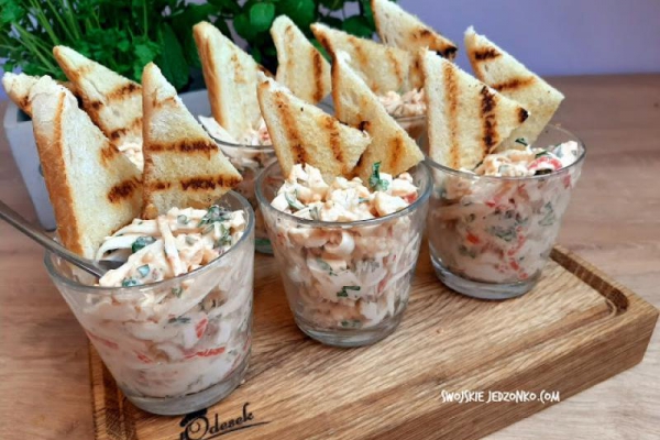 Szybka sałatka z paluszków surimi