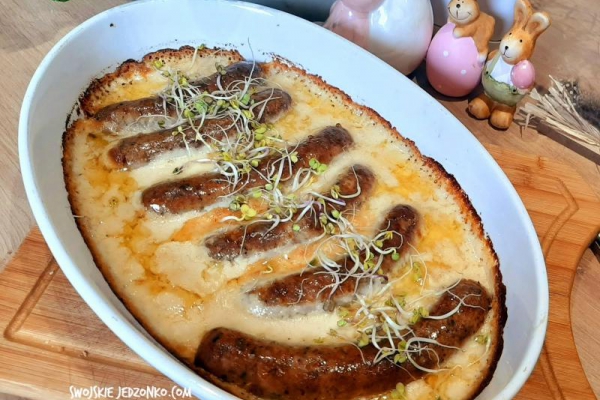 Biała kiełbasa pieczona w sosie chrzanowym
