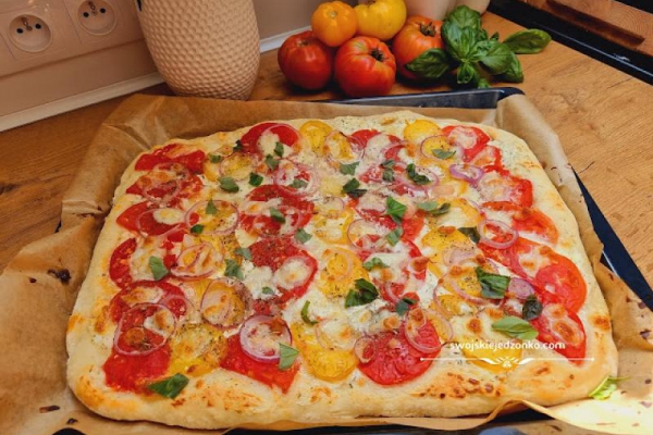 Pizza z pomidorami mascarpone