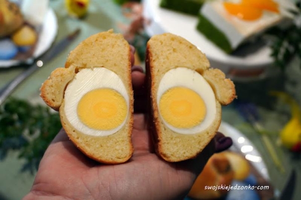 Serowe chlebki wielkanocne z jajkiem