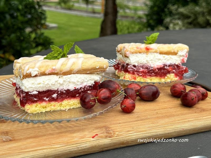 Ciasto agrestowe z bitą śmietaną