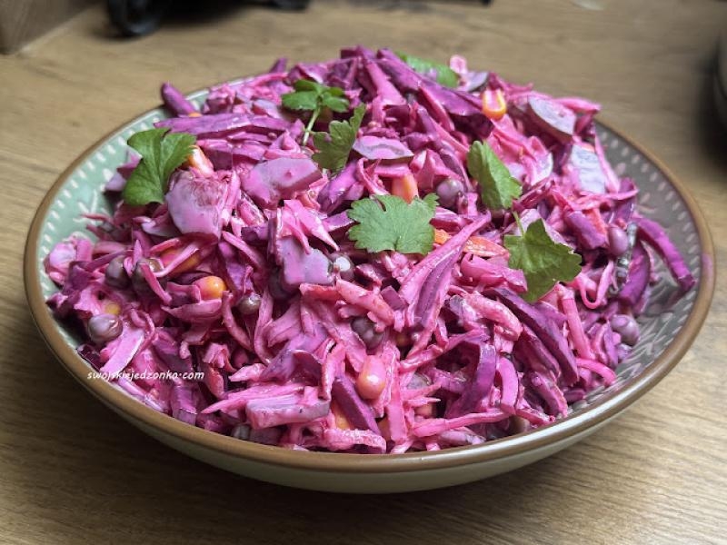 Różowe surówka z pieczonych buraczków i kapusty