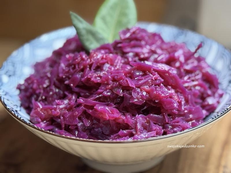 Czerwona kapusta zasmażana z jabłkiem i żurawiną