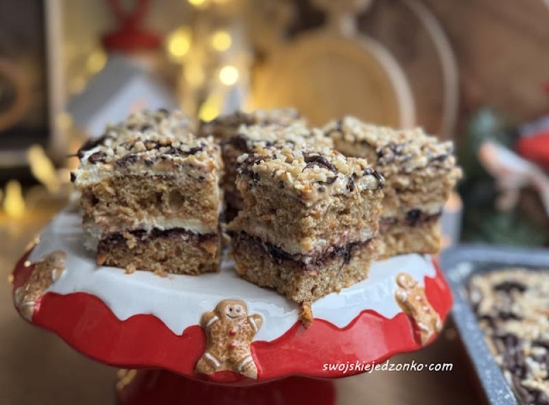 Marchewkowy miodownik z kajmakiem i kremem