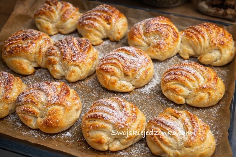 Bułeczki drożdżowe z budyniem