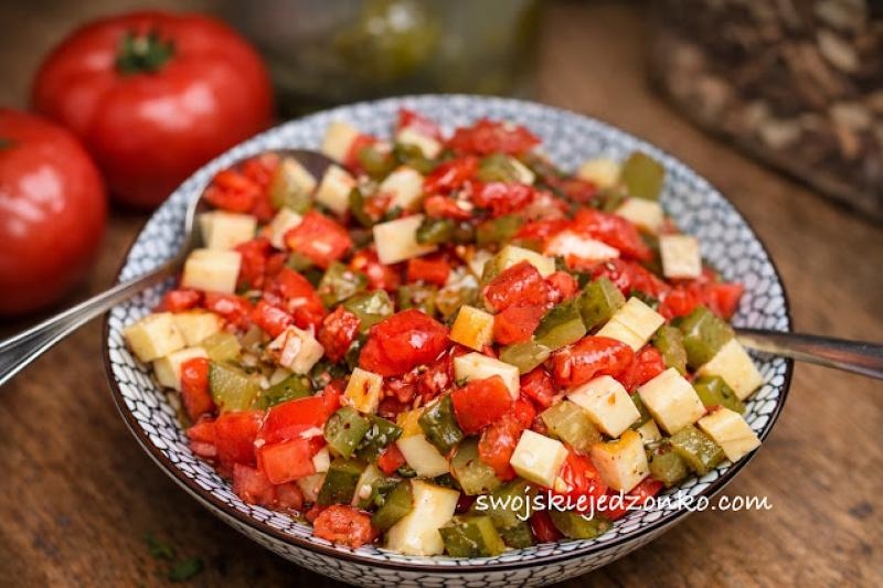 Sałatka z pomidorów i ogórków kiszonych z wędzonym serem