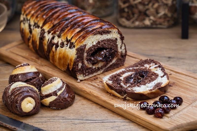 Kręcona drożdżówka z nutellą i wiśniami