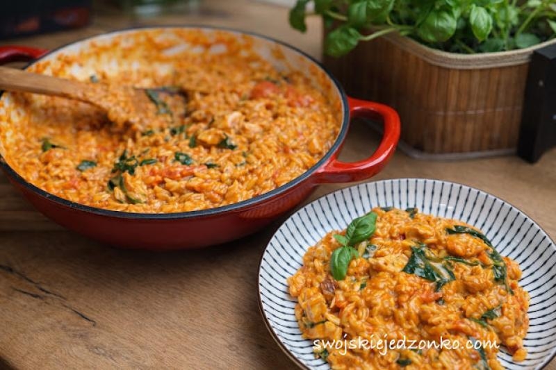 Makaron orzo z kurczakiem i pomidorkami