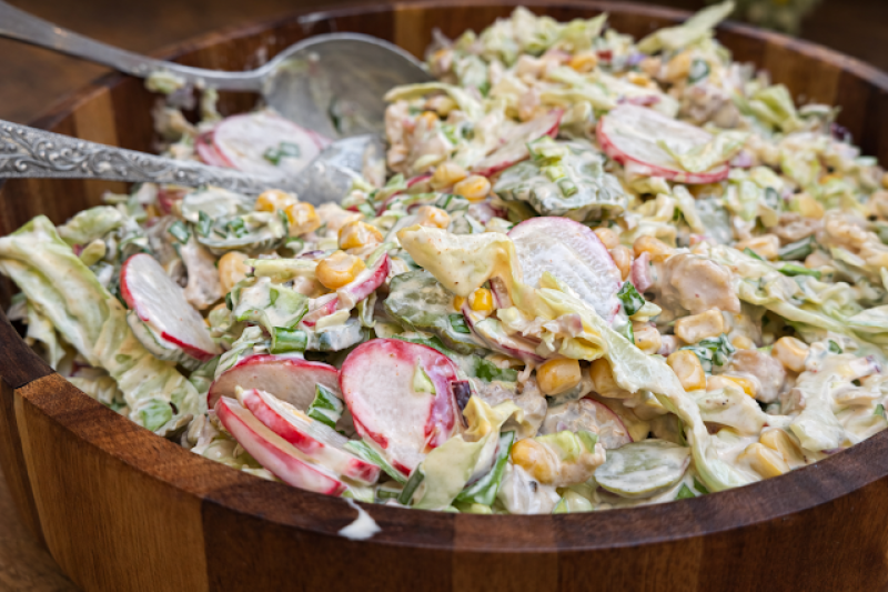 Chrupiąca sałatka z młodą kapustą i kurczakiem