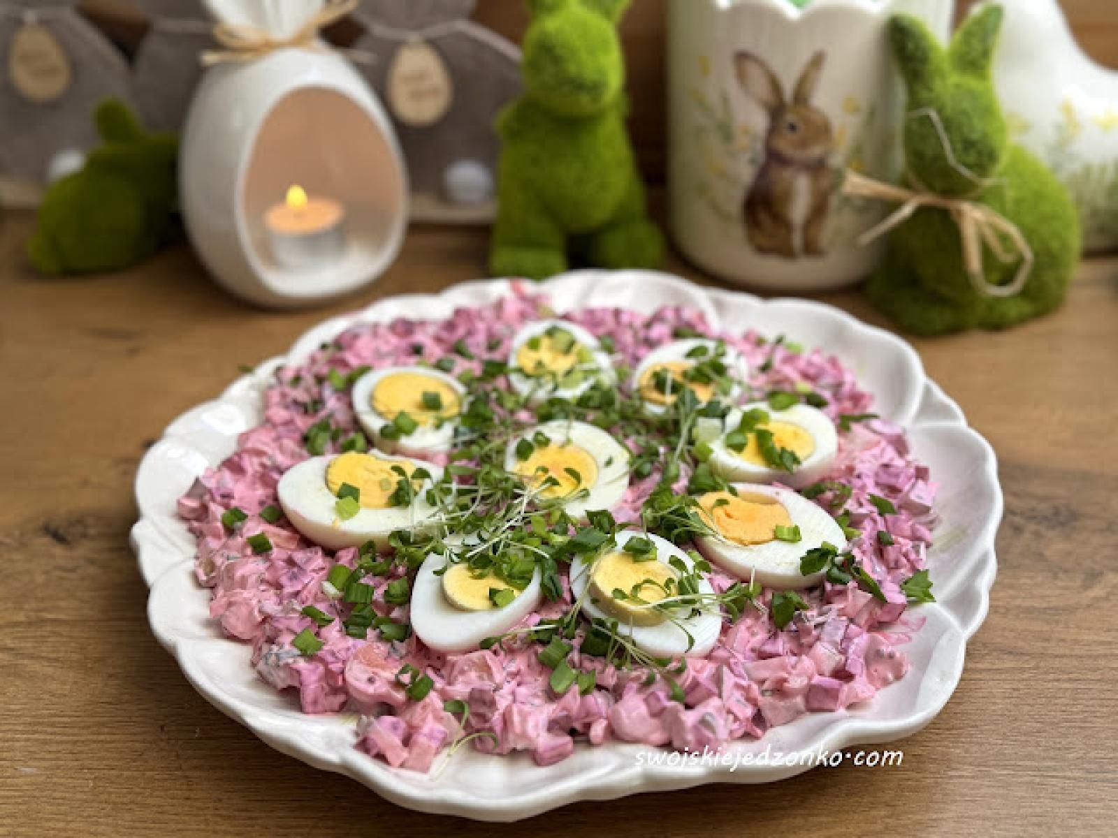Jajka na sałatce buraczkowej