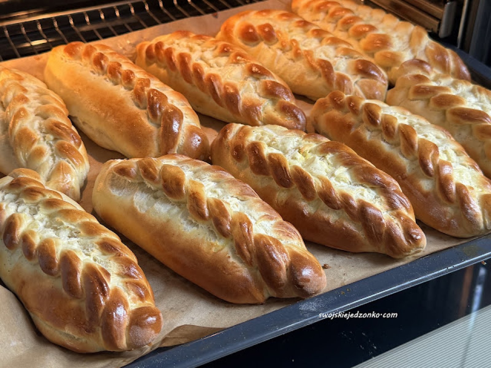 Bułeczki plecione z serem i lukrem