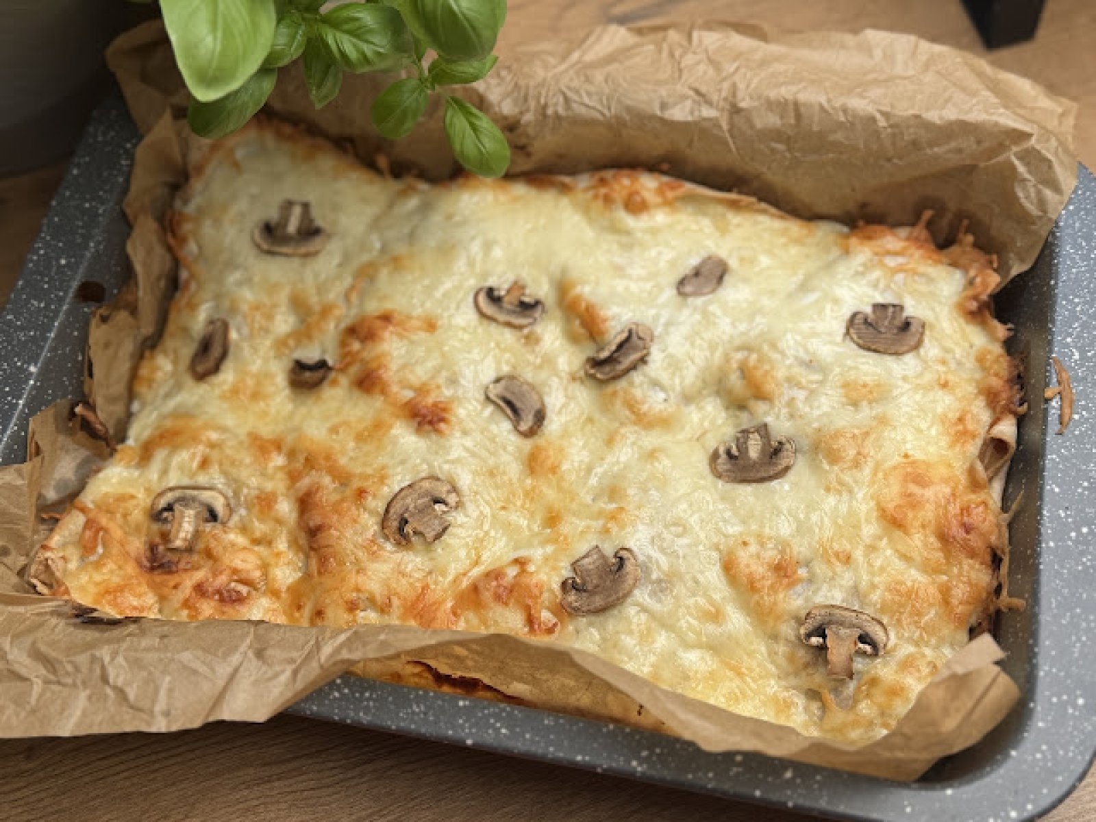 Zapiekane tortille z mięsem i szpinakiem