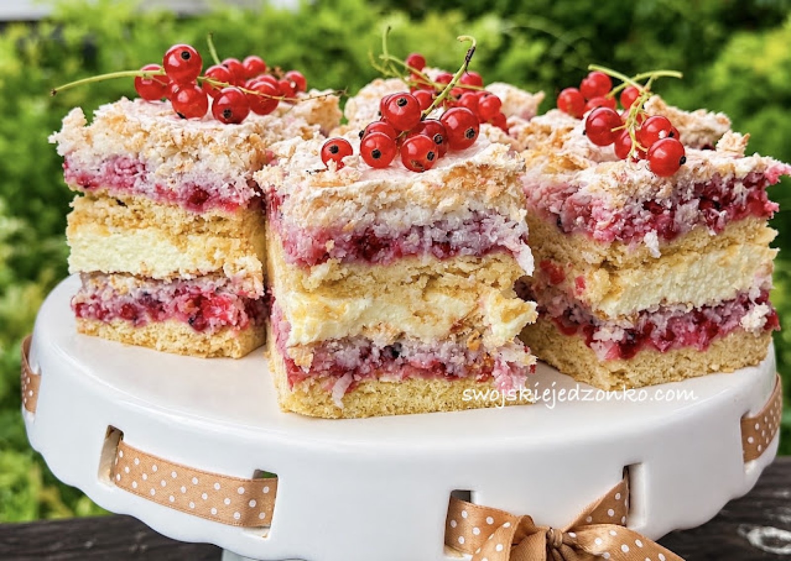Kokosowa pychotka z czerwoną porzeczką