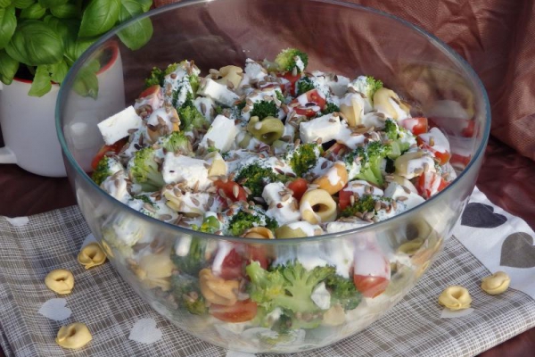 Sałatka brokułowa z tortellini