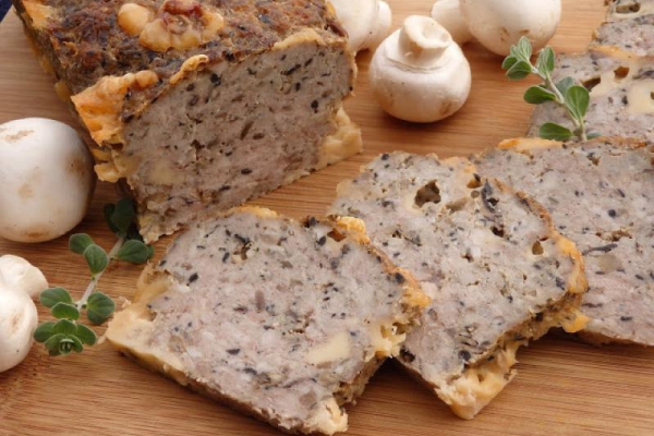 Pieczeń z pieczarkami i żółtym serem