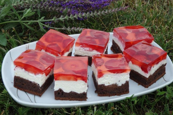 Ciasto z truskawkami i mascarpone na spodzie brownie