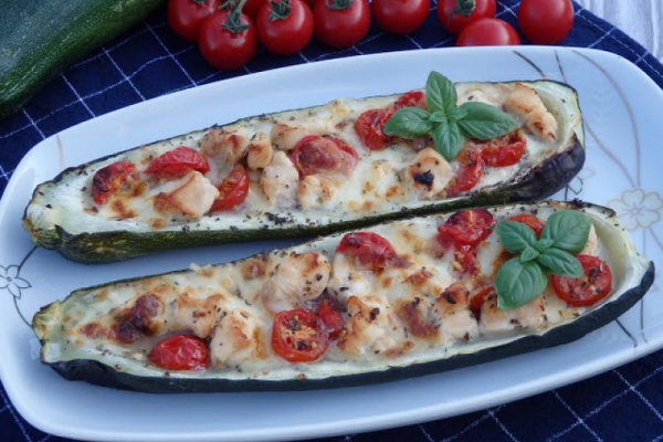 Cukinia faszerowana kurczakiem, pomidorkami i mozzarellą
