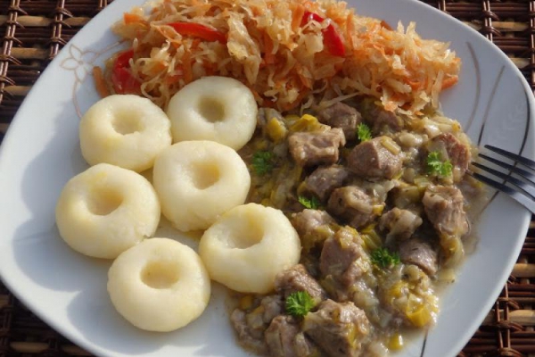 Karkówka duszona z porem