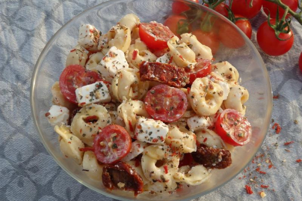 Sałatka z tortellini i suszonymi pomidorami