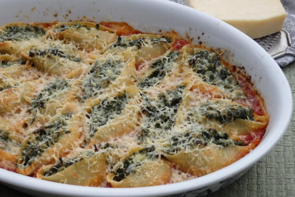 Makaronowe muszle zapiekane ze szpinkaiem i ricottą