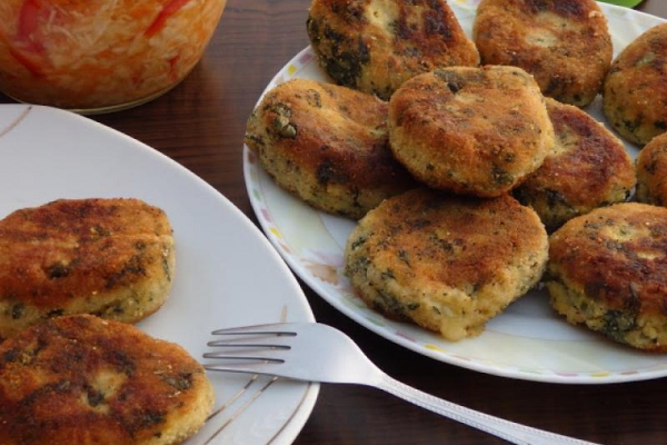 Kotlety ziemniaczane ze szpinakiem i mozzarellą