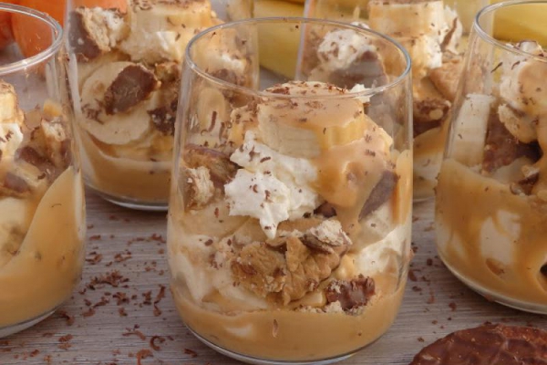 Deser bananowy z polewą kajmakową