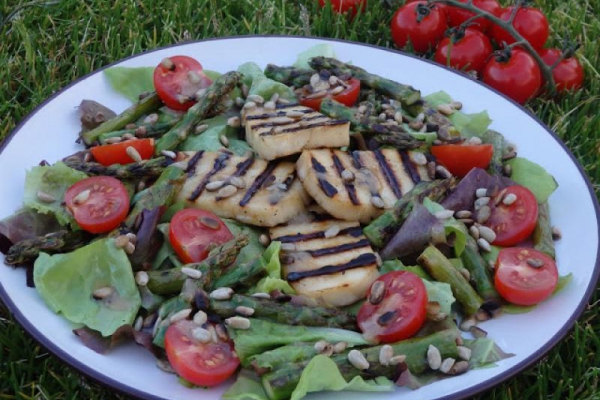 Sałatka ze szparagami i halloumi