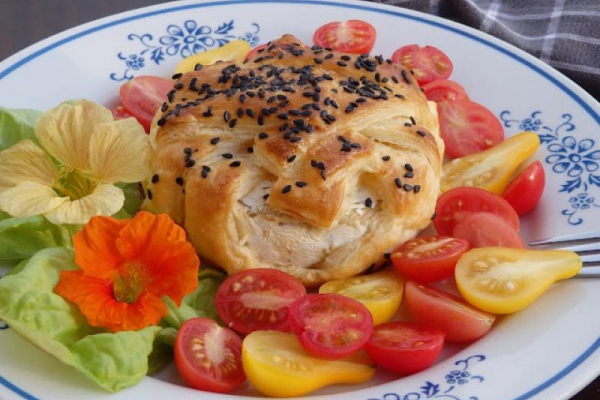 Camembert zapiekany w cieście francuskim