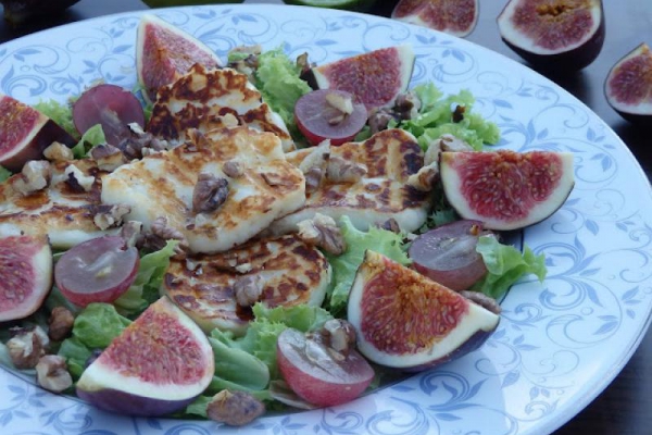 Sałatka z figami i halloumi