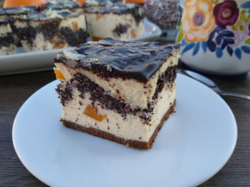 Łaciaty seromakowiec z brzoskwiniami