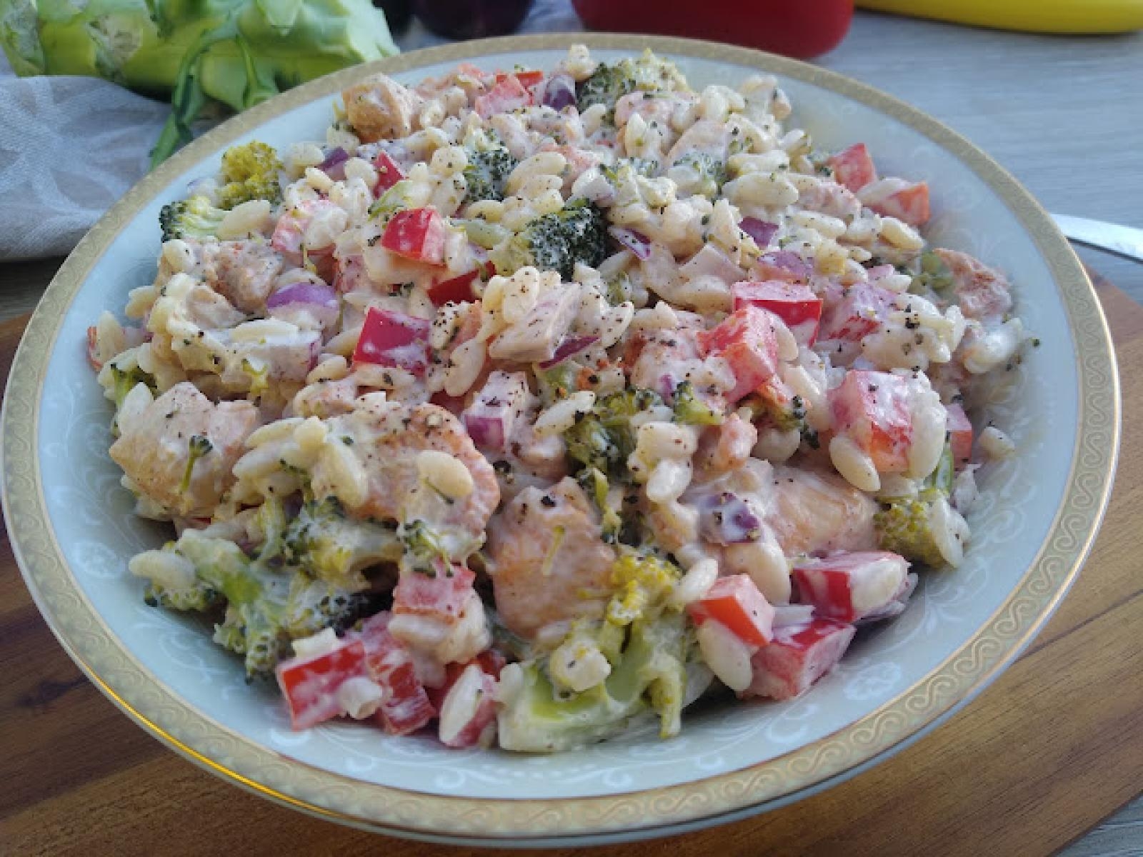 Sałatka z kurczakiem, brokułem i makaronem w kształcie ryżu