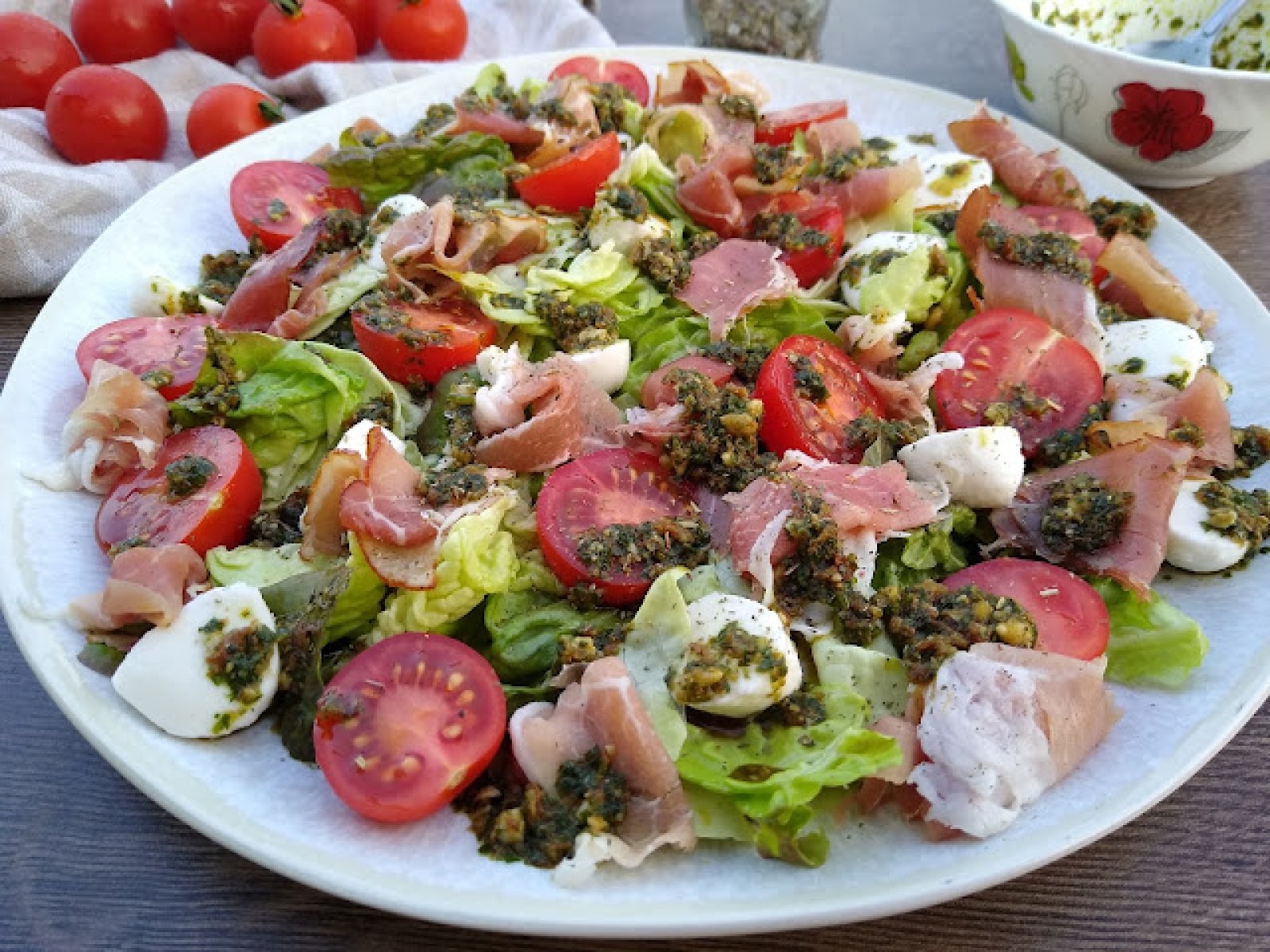 Sałatka z szynką i pesto