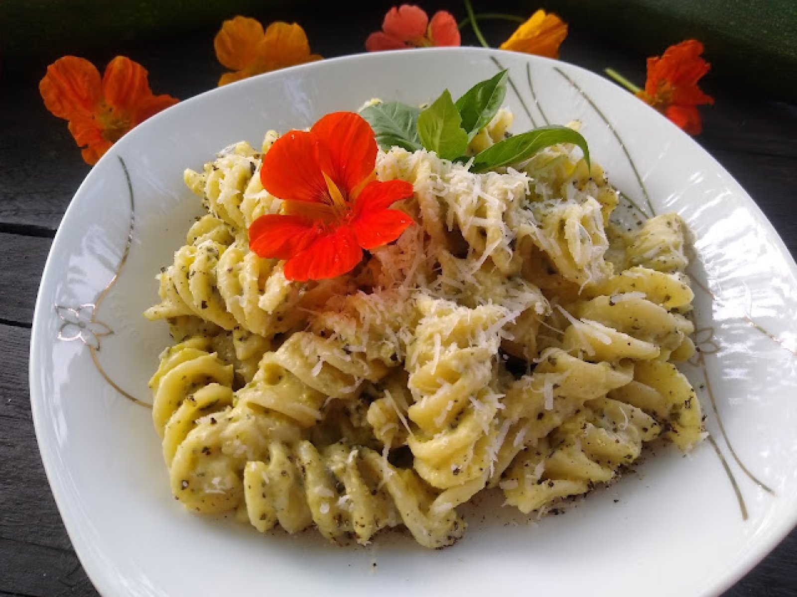 Makaron w sosie z pieczonej cukinii
