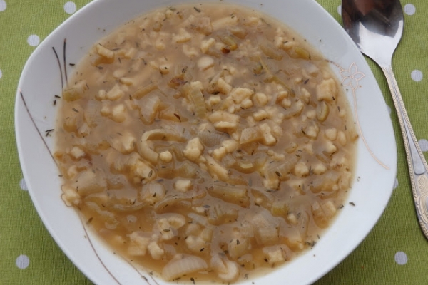 Zupa cebulowa z tartymi kluseczkami